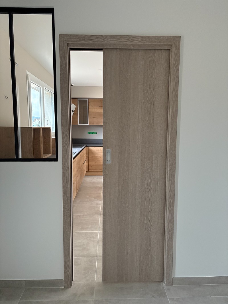 Porte coulissante à galandage - Klak Menuiserie